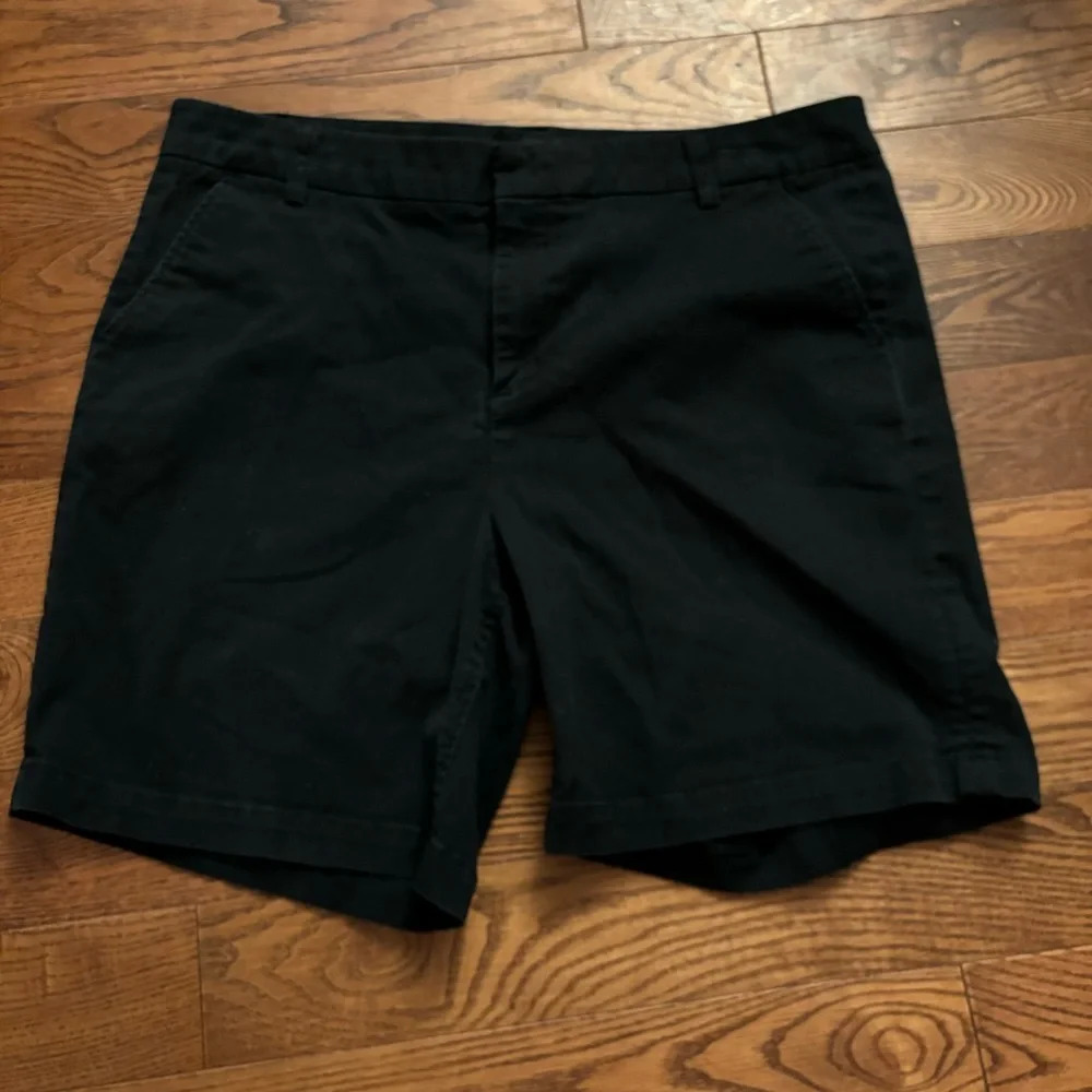 Lord and Taylor women's black khaki chino Bermuda shorts in size 12